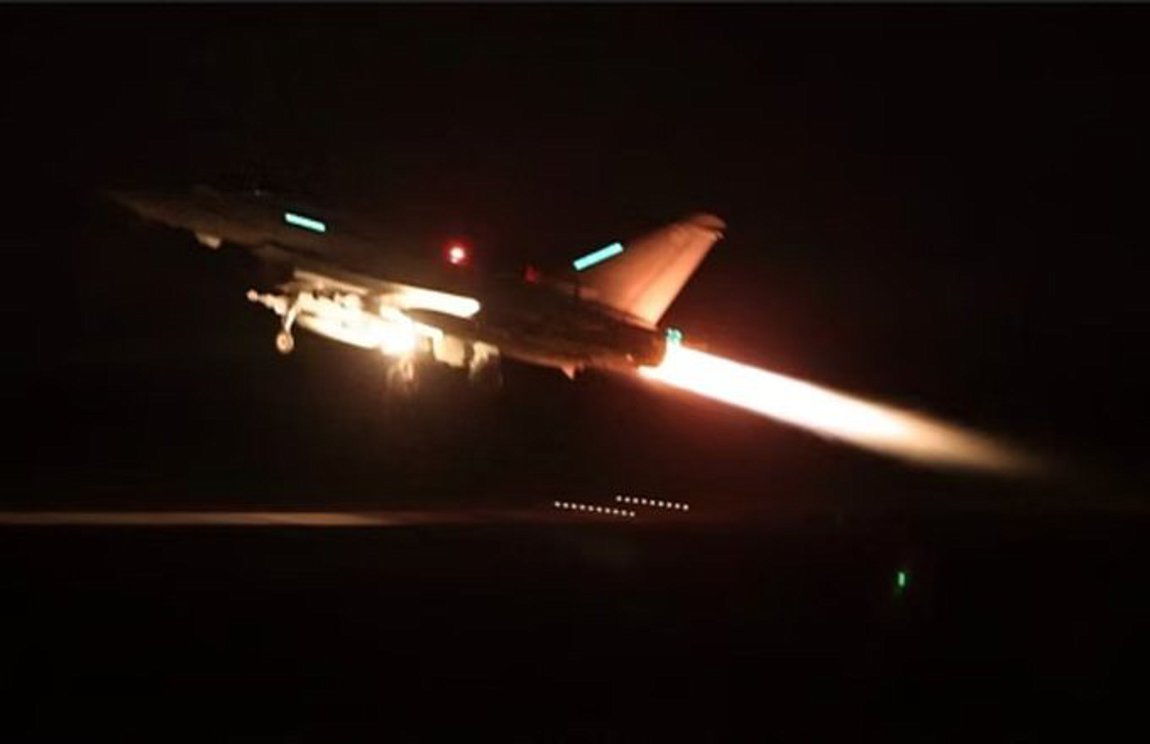 ΗΠΑ και Βρετανία εξαπέλυσαν αεροπορικές επιθέσεις στο λιμάνι Ρας Ίσα μετά το χθεσινό πλήγμα των Χούθι σε τάνκερ