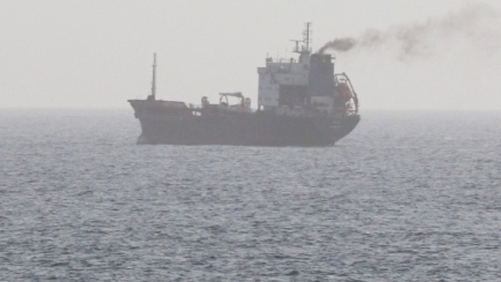 Πύραυλος των Χούθι έπληξε εμπορικό πλοίο ανοικτά της Υεμένης – HΠΑ και Βρετανία βομβάρδισαν θέσεις τω σιιτών ανταρτών