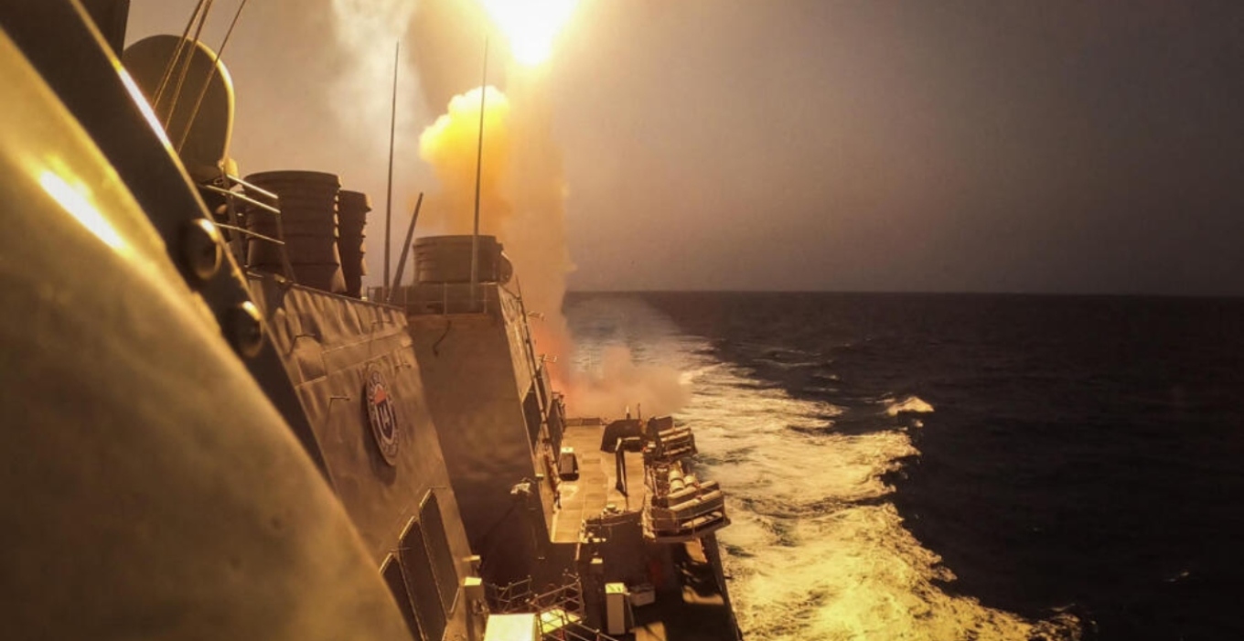 Χούτι: «Στρατιωτικοί στόχοι τα εμπορικά και πολεμικά πλοία ΗΠΑ και Βρετανίας»