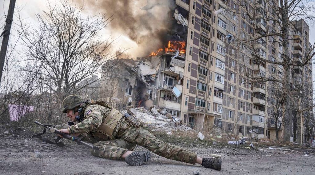 H Aβντίιβκα «πέφτει»: Παραδόθηκαν χιλιάδες Ουκρανοί – Απομένουν μερικοί δρόμοι και το εργοστάσιο οπτάνθρακα