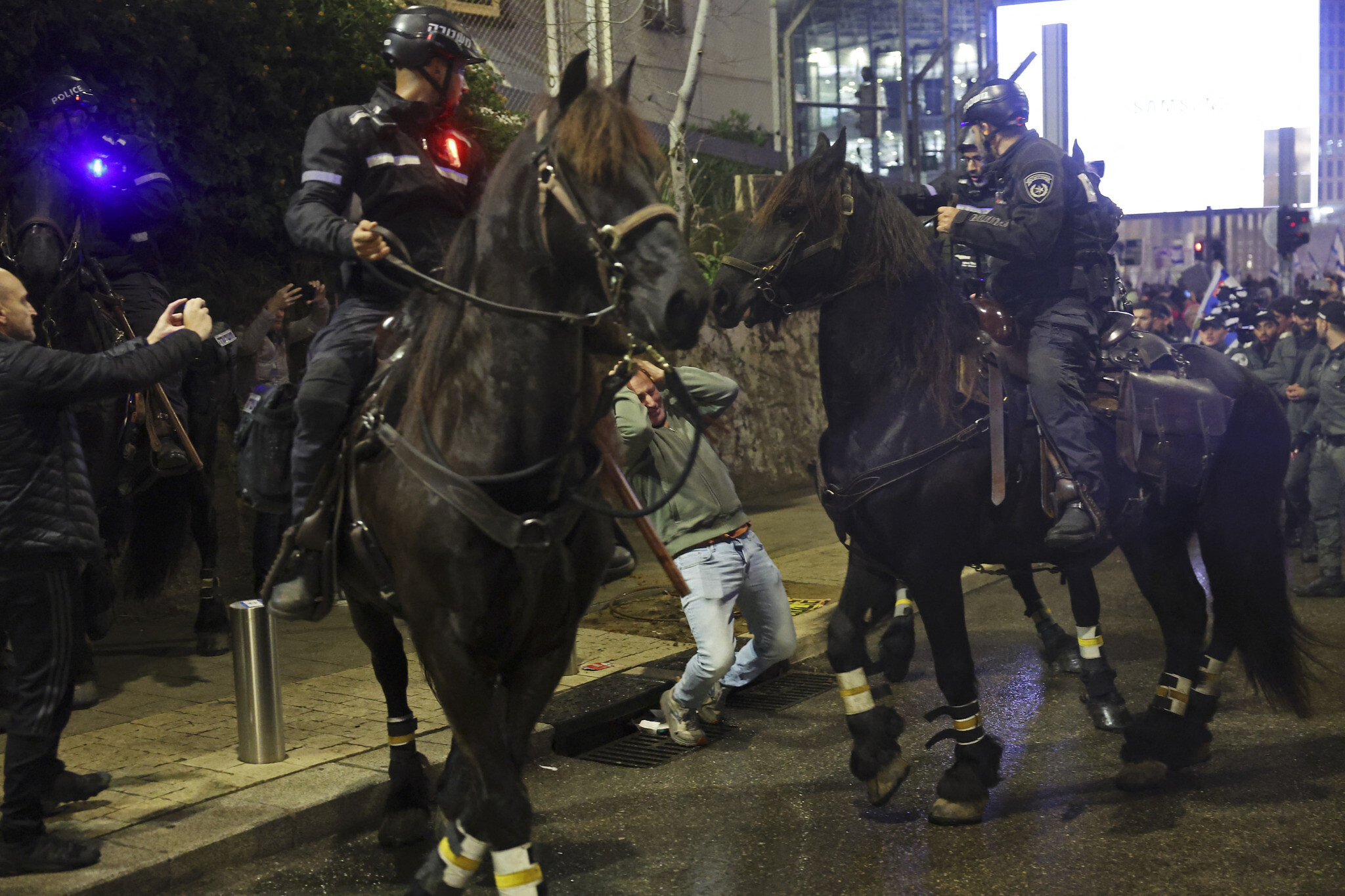 Εκτός ελέγχου οι διαδηλώσεις κατά του Μ.Νετανιάχου στο Ισραήλ: Έφιπποι αστυνομικοί μαστίγωναν διαδηλωτές! (βίντεο)