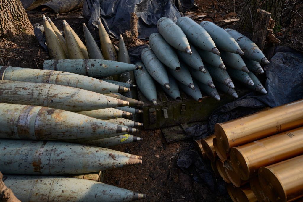 Η Ρωσία παραλαμβάνει 3 εκατ. οβίδες των 155 χλστ. από την Β.Κορέα και απελευθερώνει την βιομηχανία της για την παραγωγή άλλων όπλων