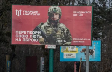 Βίντεο: Ουκρανός στρατονόμος προσπαθεί να στρατολόγηση έναν άνδρα και «τρώει» αδυσώπητο ξύλο