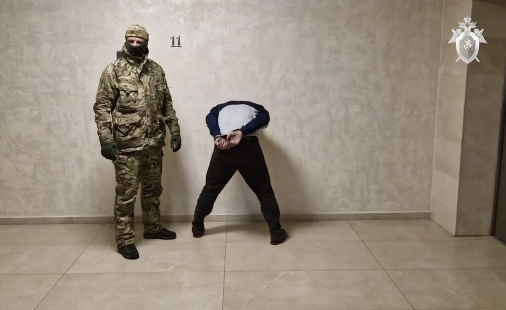 Βίντεο: Οι τρομοκράτες της επίθεσης στη Μόσχα οδηγούνται με δεμένα τα χέρια για ανάκριση