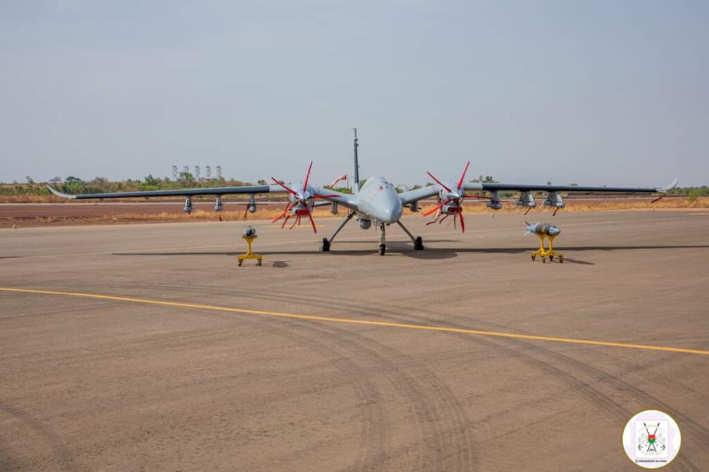 Ο Στρατός της Μπουρκίνα Φάσο παρέλαβε 12 UCAVs τύπου TB2 Bayraktar και Akinci (φώτο)