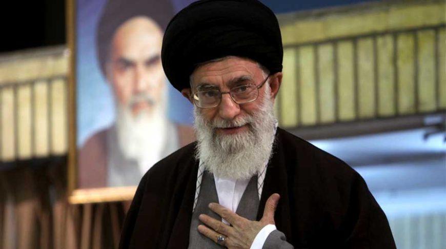 Αποθέωση του ανώτατου ηγέτη του Ιράν Αλί Χαμενεΐ μετά την επίθεση του Σαββάτου κατά του Ισραήλ (βίντεο)