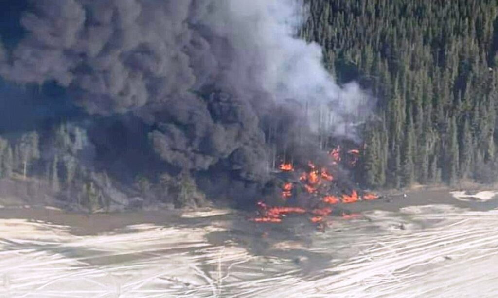 ΗΠΑ: Συνετρίβη αεροσκάφος τύπου Douglas DC-4 με διμελές πλήρωμα στην Αλάσκα (φώτο)