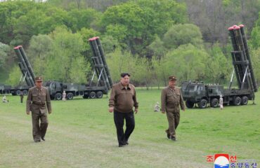 Βόρεια Κορέα: Δοκιμή νέου εκτοξευτή πυραύλων υπό την επίβλεψη του Κιμ Γιονγκ Ουν