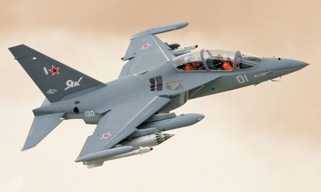 Yak-130: Για πρώτη φορά στην ιστορία της Αεροπορίας αεροσκάφος καρφώνεται στο έδαφος και συνεχίζει να πετάει! – Μοναδικές εικόνες στο βίντεο