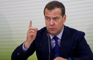 Ν.Μεντβέντεφ προς Δύση: «Μην δίνετε ισχυρότερους πυραύλους στην Ουκρανία γιατί η ζώνη ασφαλείας θα φτάσει μέχρι και την Πολωνία»