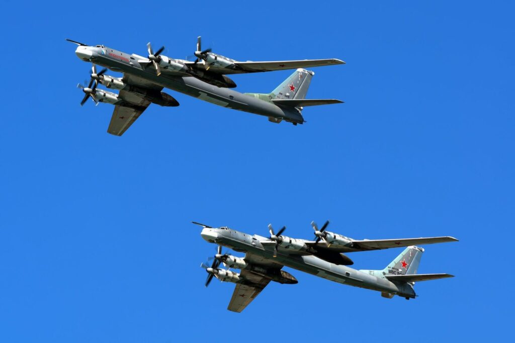Με στρατηγικά βομβαρδιστικά η «απάντηση» των Ρώσων στα αμερικανικά ATACMS: 15 Tu-95 και Tu-22 χτύπησαν κύριες αποθήκες οπλισμού δυτικών όπλων