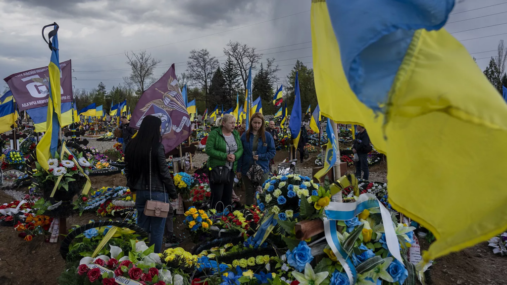 Η τεράστια έκταση του νεκροταφείου που έχουν ταφεί οι Ουκρανοί στρατιώτες στο Χάρκοβο (βίντεο)
