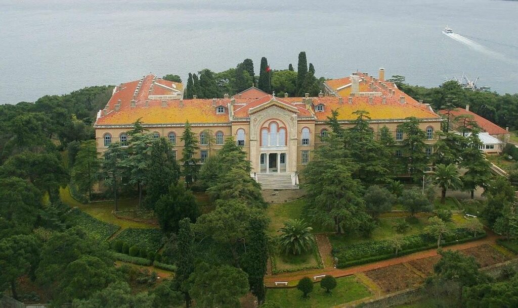 Η Άγκυρα αποθρασύνεται: Ζητάει την αλλαγή της Συνθήκης της Λωζάνης για να ανοίξει την Θεολογική Σχολή της Χάλκης