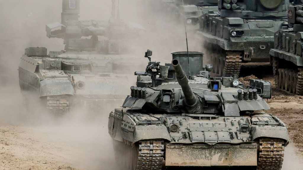 1000 ρωσικά άρματα μάχης Τ-80V βγήκαν από την «μακρά απόθεση» αναβαθμίστηκαν κι έφυγαν για το μέτωπο