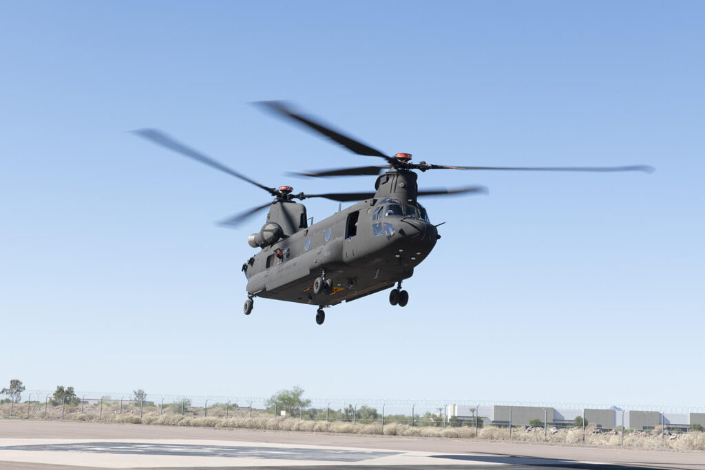 ΗΠΑ: Ο Στρατός παρέλαβε το πρώτο αναβαθμισμένο μεταφορικό ελικόπτερο CH-47F Block.2 Chinook