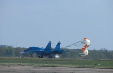 Orosz Szu-34-es bombázza az ukrán állásokat Kurszkban a FAB-bal (videó)