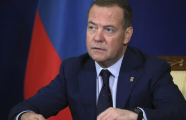 Medvegyev kigúnyolja azokat a nyugatiakat, akik Trumpot "orosz ütőkártyának" nevezték: "Szórakoztató, ahogy másznak, hogy nyalogatják."
