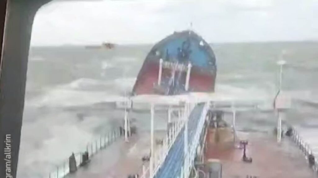 Ρωσικά δεξαμενόπλοια με μαζούτ έσπασαν στα δύο μετά από καταιγίδα στα στενά του Κερτς – Το ένα βυθίστηκε (βίντεο)