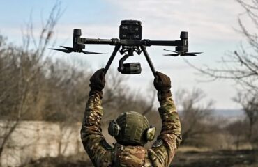 Egy orosz FPV drón csatája egy ukránnal az orosz katonák megmentésére! (videó)