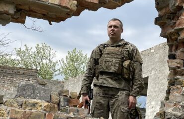 Az ukrán katona nem látta az oroszok FPV drónját és... Akaratlanul a csoportja menedékhelyére vezette (videó)