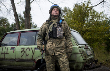 Videó: Ukrán katona ugrik ki az autóból, hogy mentse magát... De közvetlenül egy "kamikaze" drón találja el