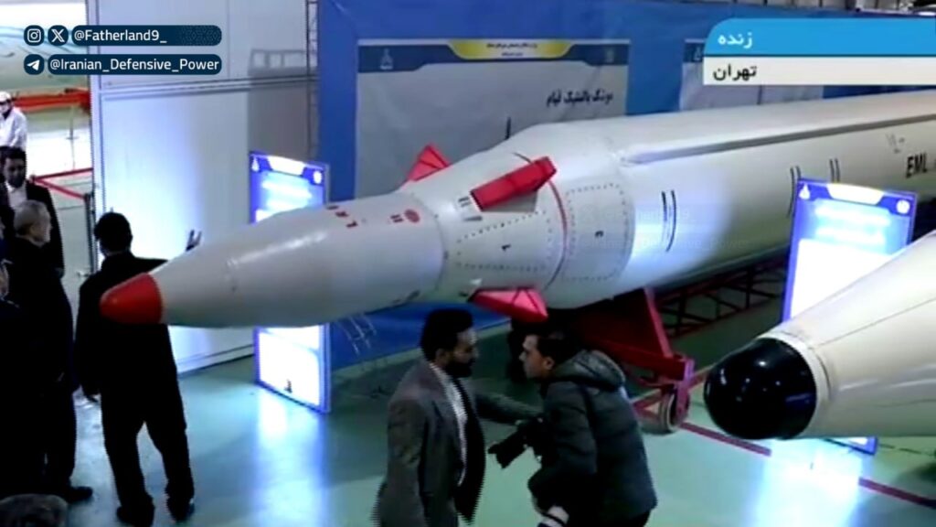 Το Ιράν παρουσίασε νέο βαλλιστικό πύραυλο βεληνεκούς 1.700 χιλιομέτρων (βίντεο)