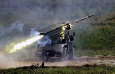 Az orosz MLRS "Tornado-S" súlyos csapást mér az ukrán felszerelésekre és személyzetre Kurilovkában (videó)