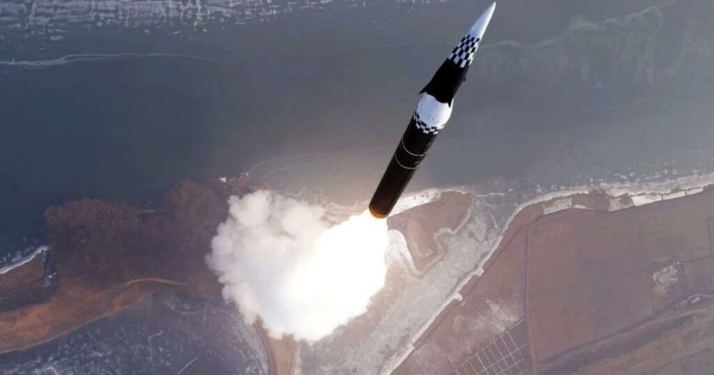 Σεούλ: «Η Βόρεια Κορέα εκτόξευσε σήμερα βαλλιστικούς πυραύλους άγνωστου τύπου»