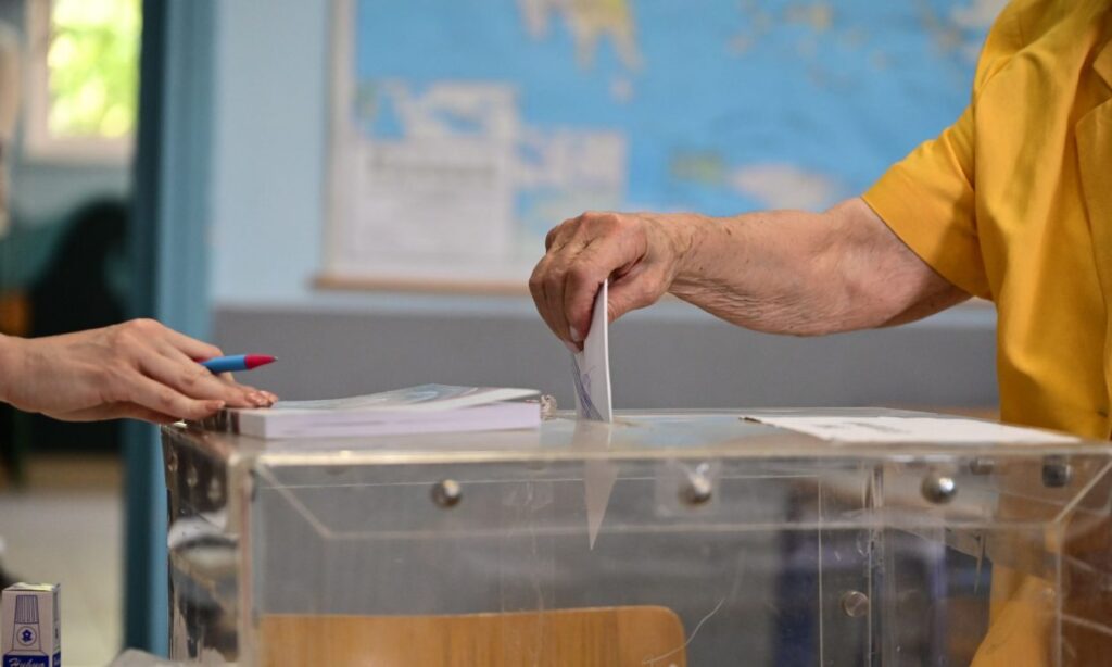 Δημοσκόπηση Interview: «Καταρρέουν» τα ποσοστά της ΝΔ – Η πλειοψηφία θέλει πρόωρες εκλογές