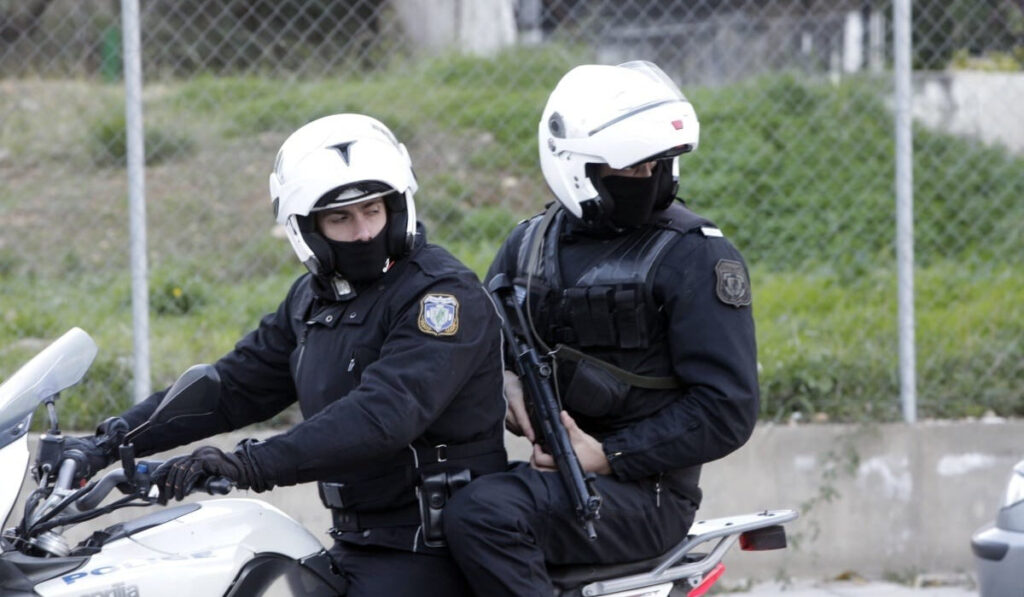 Κλέφτες στην Πρέβεζα το είχαν πάει σε άλλο επίπεδο: Άρπαζαν κινητά από από τσάντες πολιτών με… βαρίδι – μαγνήτη