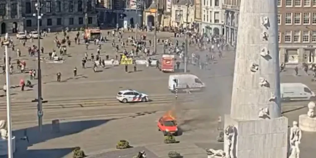 Άμστερνταμ: Έκρηξη αυτοκινήτου σε κεντρική πλατεία της πόλης – Οι Αρχές ερευνούν το ενδεχόμενο να υπήρχαν εκρηκτικά