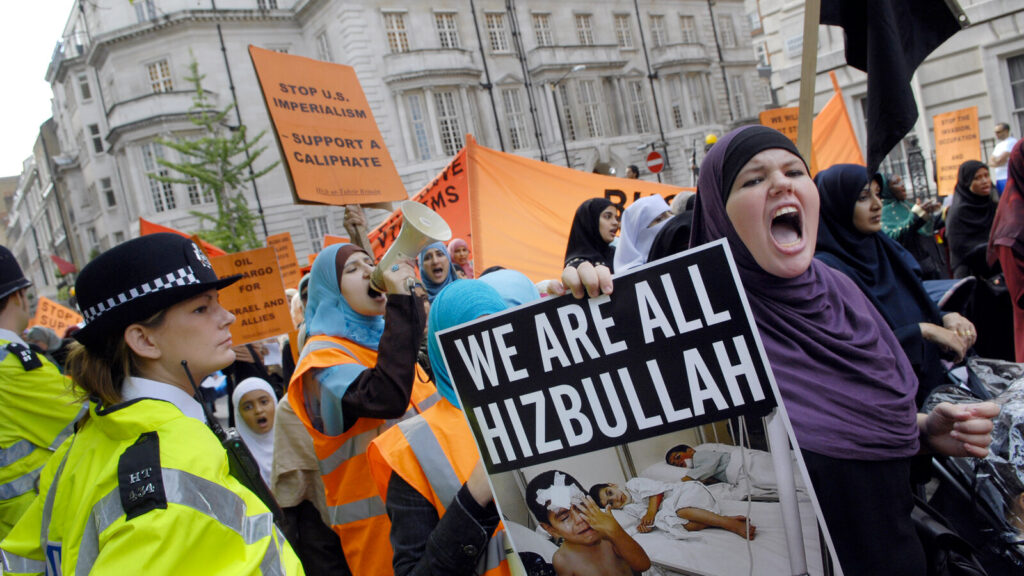 Βίντεο: Η τραγωδία της Βρετανίας του Κ.Στάρμερ – Ένας Άγγλος μόνος σε μία γειτονιά μουσουλμάνων στο Λονδίνο!