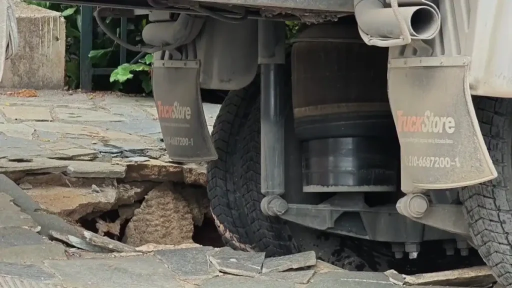 Αθήνα: Φορτηγό βούλιαξε σε τρύπα – Υποχώρησε το έδαφος