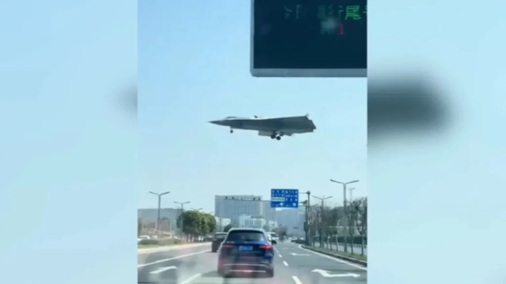 Κίνα: Στη δημοσιότητα νέο βίντεο με το μαχητικό αεροσκάφος J-36 – Διαθέτει τρεις κινητήρες αλλά όχι… ουρά!