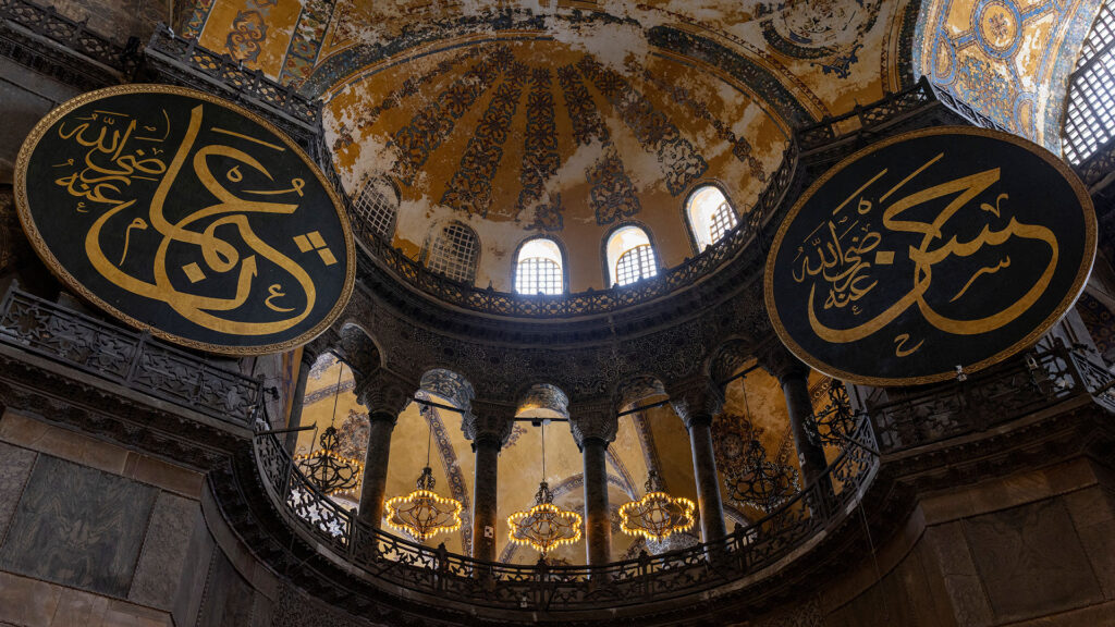 Μετά από χρόνια οι Τούρκοι θυμήθηκαν να αποκαταστήσουν τον τρούλο στην Αγιά Σοφιά (βίντεο)