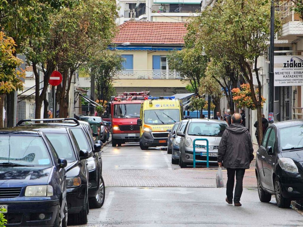 Λάρισα: Ηλικιωμένος έπεσε από τον δεύτερο όροφο – Στο νοσοκομείο με πολλαπλά τραύματα ο άνδρας (φωτο – βίντεο)