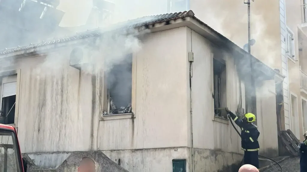 Κεφαλονιά: Σπίτι τυλίχθηκε στις φλόγες – Απεγκλωβίστηκαν 3 άνθρωποι ανάμεσά τους ένα βρέφος