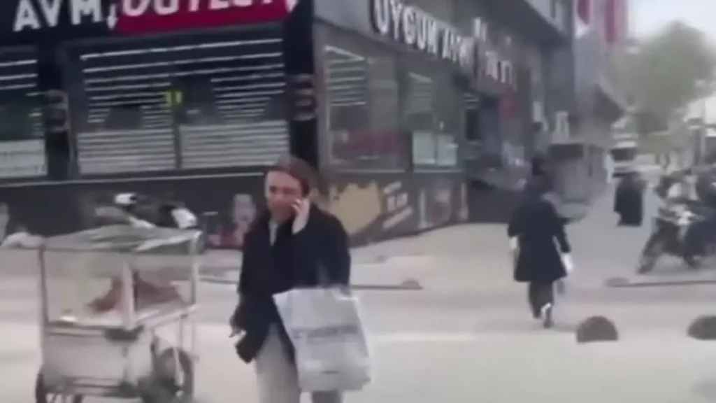 Σεισμός στην Τουρκία: «Μείνετε μακριά από κτίρια που έχουν υποστεί ζημιές» – Οδηγίες στους πολίτες