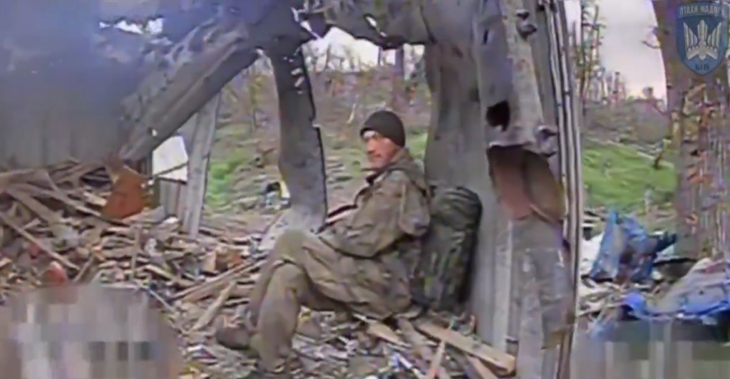 Βίντεο: Ρώσος στρατιώτης με γενναιότητα περιμένει το τέλος του