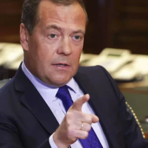 N.Μεντβέντεφ για τον πόλεμο στην Ουκρανία: «Η ιστορία τιμωρεί όσους δεν μαθαίνουν από αυτή»