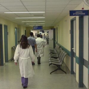 Μεθυσμένος 50χρονος τα έκανε «γυαλιά καρφιά» σε νοσοκομείο της Θεσσαλονίκης – Εξαγριώθηκε από την αναμονή