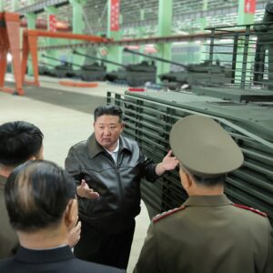 Β.Κορέα: Ο Κιμ Γιονγκ Ουν επιθεώρησε εργοστάσιο αρμάτων μάχης (φώτο)