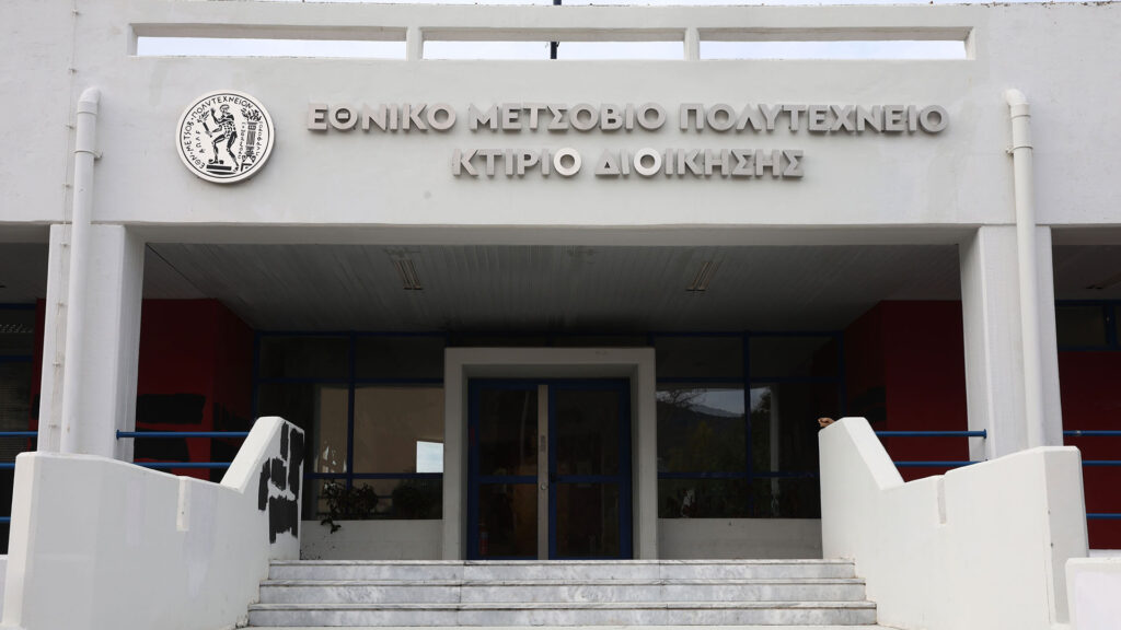 Σοβαρά επεισόδια στην Πολυτεχνειούπολη: Oμάδα κουκουλοφόρων τα έκανε «γυαλιά – καρφιά» – Χτύπησαν γυναίκα υπάλληλο