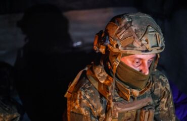 Oυκρανός στρατιώτης εξουδετερώνεται τη στιγμή που προσπαθεί να σβήσει τη φωτιά από τη σκέπη στο καταφύγιό του (vid)