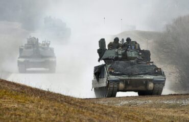 Δύο αμερικανικά M-2 Bradley των Ουκρανών ετοιμάζονταν να χτυπήσουν Ρώσους αλλά εξουδετερώθηκαν από νάρκες (βίντεο)