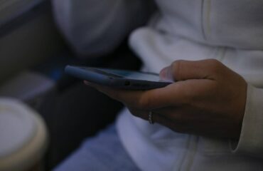 Το νέο κόλπο των επιτήδειων για να ξεγελάσουν πολίτες και εταιρείες – Πώς αποσπούν τα χρήματα