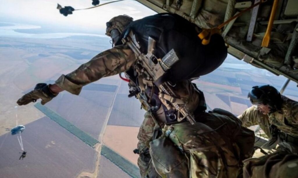 Βρετανοί αλεξιπτωτιστές προσγειώθηκαν σε σουηδικό νησί στα πλαίσια άσκησης του ΝΑΤΟ και τους ζήτησαν διαβατήρια!