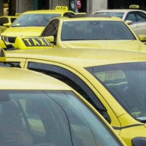 Μοναστηράκι: Οδηγοί ταξί πιάστηκαν στα χέρια μπροστά σε περαστικούς- Αντάλλαξαν μπουνιές για τις «καλές» κούρσες