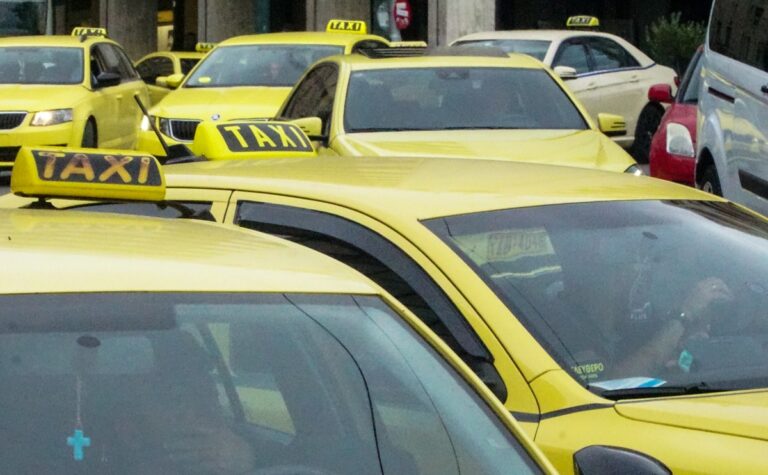 Μοναστηράκι: Οδηγοί ταξί πιάστηκαν στα χέρια μπροστά σε περαστικούς- Αντάλλαξαν μπουνιές για τις «καλές» κούρσες