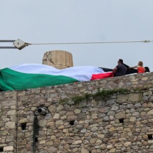 Αθήνα: Επιχείρησαν να υψώσουν σημαία της Παλαιστίνης στην Ακρόπολη – 15 προσαγωγές